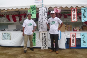 伊藤紀美男新会長（右）と村上努幹事（左）