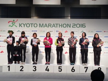 京都マラソン２０１６　女子上位の皆さんステージに