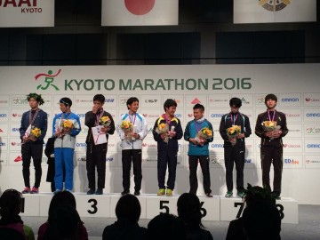 京都マラソン２０１６　男子上位の皆さんステージに