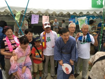 山田知事の激励訪問　県人会の皆んとの記念写真