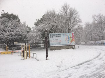大雪が舞う西京極総合運動公園陸上競技場