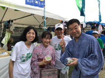陣中見舞いに訪れた。山田知事ご夫婦にずんだ餅と笹かまぼこを食して頂く。
