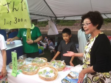 宮城県名物・ずんだ餅の販売を手伝う子供達と県人会を応援する山田さん、本日もずんだ餅は完売しました。