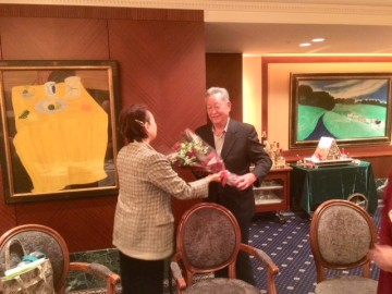 米寿を迎えられた、高橋守参与に花束と有志から祝い金が贈呈されました