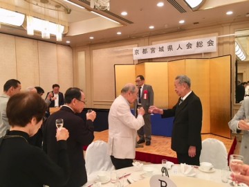 関西宮城県人会長の乾杯の音頭で宴が始まりました