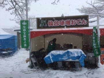 大雪が降るなか準備作業